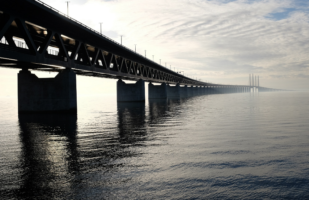 Foto de uma ponte muito comprida, sobre água.