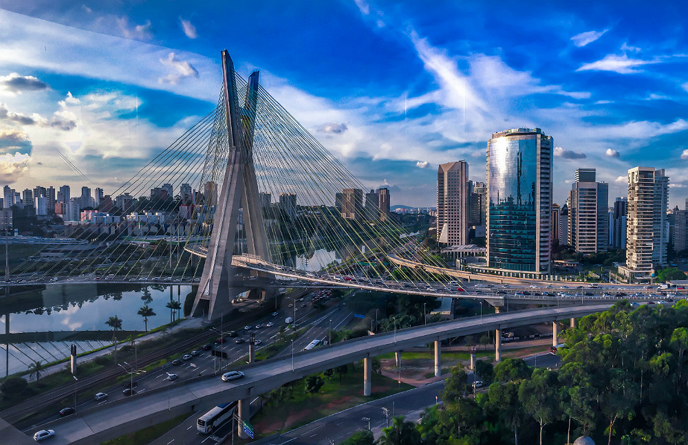 Panorama da Marginal Pinheiros, com destaque para edifícios corporativos e para a Ponte Octávio Frias de Oliveira.