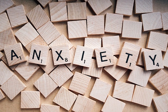 Foto de quadrados de madeira, alguns deles estão por cima dos outros, escrevendo a palavra "Anxiety".