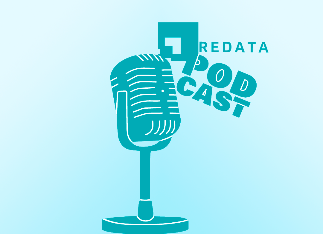Capa do Redata Podcast, simbolizado por um microfone antigo e o nome do podcast com o logotipo da Redata.