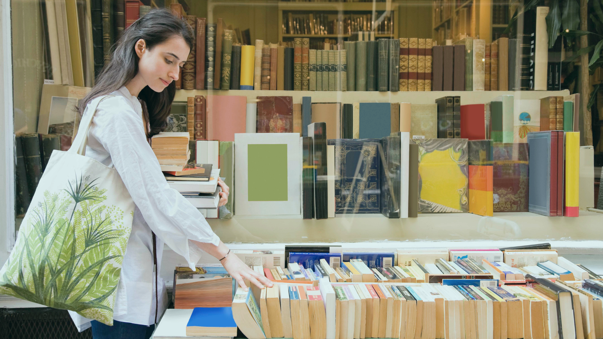 Mulher comprando livros